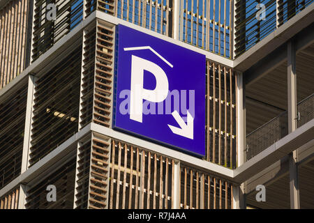 Un parking sign graphique avec la lettre P sur un parking à étages à Reading, Berkshire. Banque D'Images