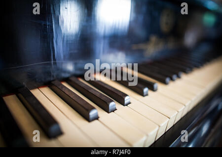 Gros plan d'un clavier de piano. Banque D'Images