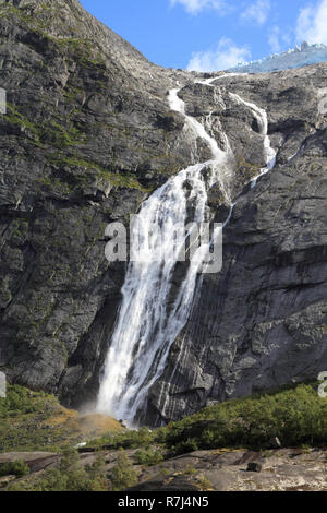 La Norvège, le Parc National de Jostedalsbreen. Cascade provenant de glaciers Jostedalsbreen, tomber dans Briksdalen valley. Banque D'Images