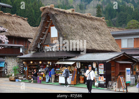 SHIRAKAWA, JAPON - 28 avril : les touristes visiter le vieux village le 28 avril 2012 à Shirakawa-go, le Japon. Shirakawa-go est l'une des attractions les plus populaires dans J Banque D'Images