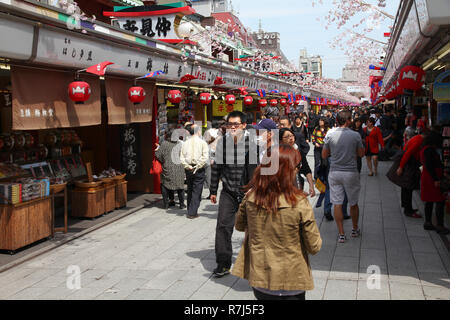 TOKYO - 13 avril : les touristes visiter la Rue Commerçante Nakamise Asakusa le 13 avril 2012 à Tokyo. Tokyo est la ville la plus visitée au Japon. Le Japon a 8,3 m Banque D'Images