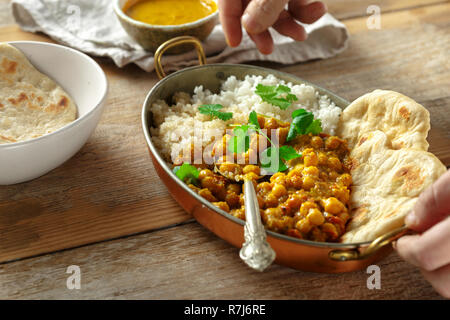 Curry de pois chiche, de riz et de quinoa dans le moule sur une table en bois. Déjeuner asiatique savoureux et sain. Asian Food concept Banque D'Images