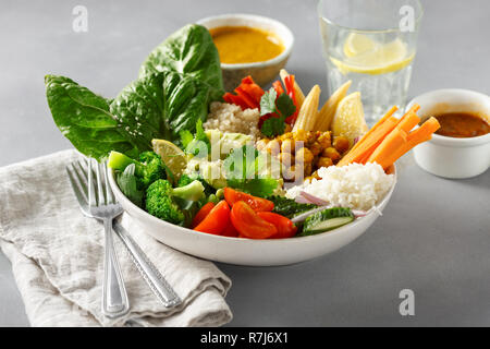 Bol bouddha Végétalien sur table béton gris. Concept alimentaire végétalien sain Banque D'Images