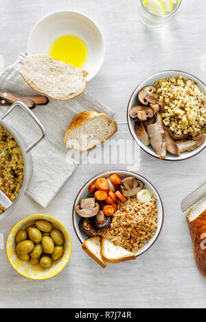 Mettre les légumes à l'étuvée avec gruau sain et la Turquie sur la table en bois blanc, vue du dessus. Concept d'aliments sains Banque D'Images