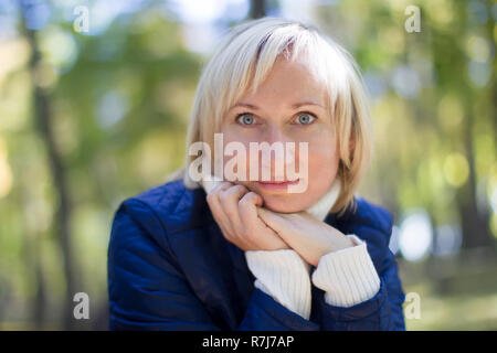 Quarante ans dans le parc sur la rue. Portrait de l'homme d'âge moyen Banque D'Images