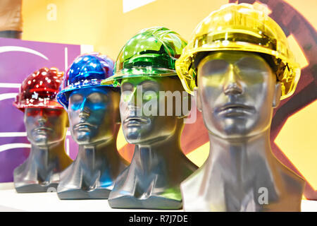 Les casques de construction dans le magasin de vêtements d'uniforme Banque D'Images