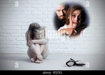 Femme assise et à la recherche sur scène imaginaire de la menace, par couteau pour femme. La peur de la violence. Banque D'Images