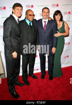 NEW YORK - 30 avril : Le Dr Mehmet Oz, producteur Quincy Jones, gouverneur de New York David Paterson et Lisa Oz assiste au jardin vert 2009 Gala au jardin d'hiver à l'intérieur du World Financial Center le 30 avril 2009 à New York. (Photo par Steve Mack/S.D. Mack Photos) Banque D'Images