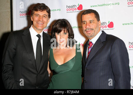 NEW YORK - 30 avril : Le Dr Mehmet Oz, Lisa Oz et New York Gouverneur David Paterson participe à l'édition 2009 du Gala vert jardin Le jardin d'hiver à l'intérieur du World Financial Center le 30 avril 2009 à New York. (Photo par Steve Mack/S.D. Mack Photos) Banque D'Images