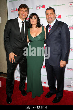 NEW YORK - 30 avril : Le Dr Mehmet Oz, Lisa Oz et New York Gouverneur David Paterson participe à l'édition 2009 du Gala vert jardin Le jardin d'hiver à l'intérieur du World Financial Center le 30 avril 2009 à New York. (Photo par Steve Mack/S.D. Mack Photos) Banque D'Images