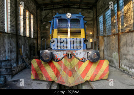 Ancienne locomotive diesel dans une ancienne usine Banque D'Images