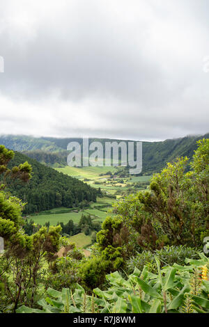 Vue Portrait d'une petite partie de l'immense caldeira de Sete Cidades dans les Açores. Banque D'Images