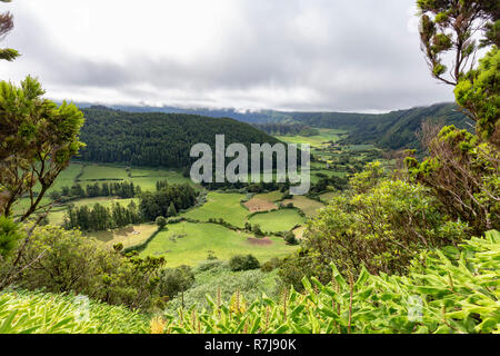 Terre agricole à côté de deux petites calderas sur l'île de Sao Miguel aux Açores. Banque D'Images