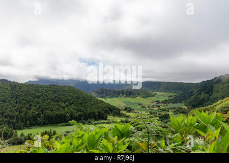 Vue d'été vert de la Seca caldera dans la distance sur Sao Miguel, Açores. Banque D'Images