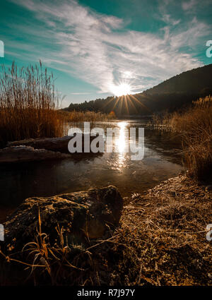 Magnifique paysage de lever de soleil sur lac gelé Banque D'Images