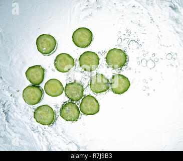 Cucumber Water Splash sur fond blanc Banque D'Images