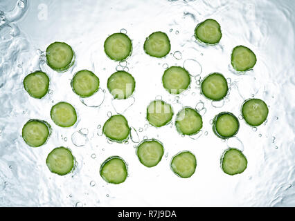 Cucumber Water Splash sur fond blanc Banque D'Images