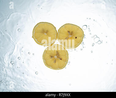 Citrons Water Splash sur fond blanc Banque D'Images