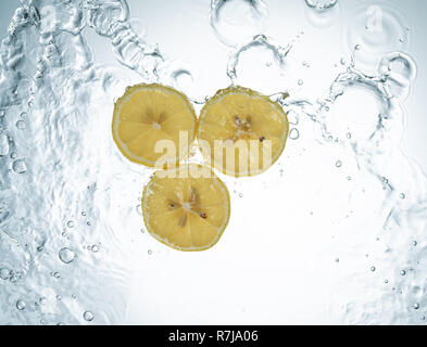 Citrons Water Splash sur fond blanc Banque D'Images