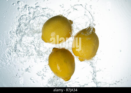 Citrons Water Splash sur fond blanc Banque D'Images