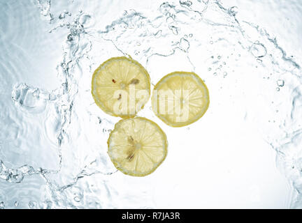 Citrons Water Splash sur fond blanc Banque D'Images