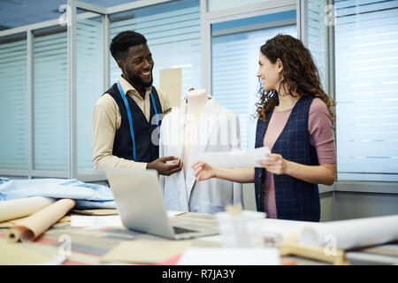 Des collègues positifs sur la veste de travail design studio Banque D'Images
