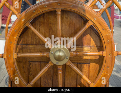 Gouvernail en bois de la Nef Italia de bateau, qui à 61 mètres est le plus grand au monde, brigantine dans le porto de Livourne, Toscane, Italie Banque D'Images