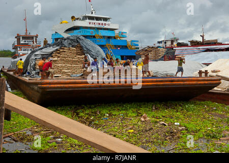 Chargement bateaux à travailleurs voyage au Brésil à Iquitos, Pérou Banque D'Images