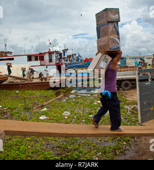 Chargement bateaux à travailleurs voyage au Brésil à Iquitos, Pérou Banque D'Images