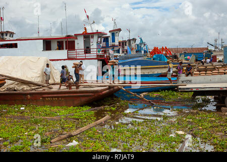 Chargement bateaux à travailleurs voyage au Brésil à Iquitos, Pérou Banque D'Images