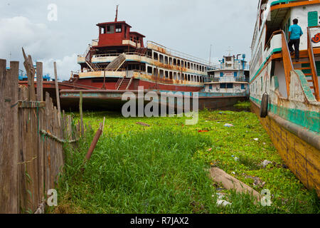 Chargement bateaux à travailleurs voyage au Brésil à Iquitos, Pérou Banque D'Images