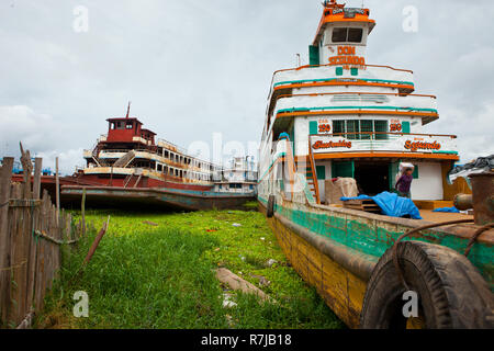 Chargement bateaux à travailleurs voyage au Brésil à Iquitos, Pérou Banque D'Images