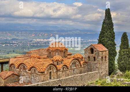 Bâtiments du monastère dans la ville fantôme-byzantine médiévale château de Mystras, Péloponnèse, Grèce Banque D'Images