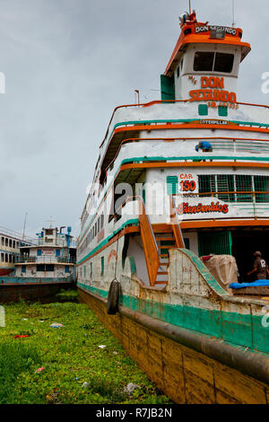 Chargement bateaux à travailleurs voyage au Brésil à Iquitos, Pérou Banque D'Images