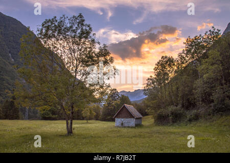 Paysage agricole slovène au coucher du soleil dans les Alpes Juliennes près de Bovec, Slovénie, Europe Banque D'Images