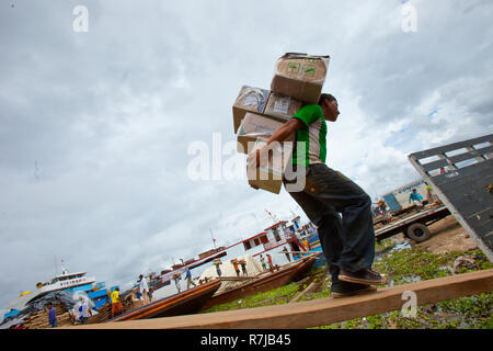 Chargement bateaux à travailleurs voyage au Brésil à Iquitos, Pérou Banque D'Images