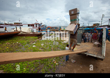 Chargement bateaux à travailleurs voyage au Brésil à Iquitos, Pérou Banque D'Images