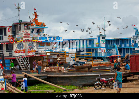 Chargement bateaux à travailleurs voyage au Brésil à Iquitos, Pérou Banque D'Images