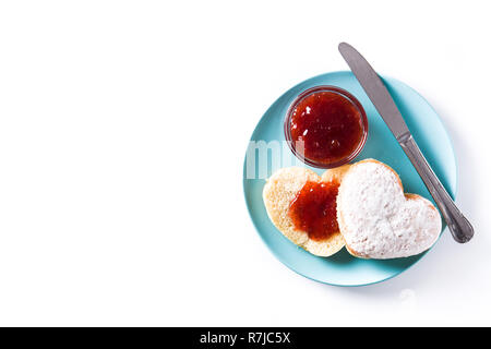 Petit-déjeuner romantique avec petit pain en forme de cœur et de confiture de isolé sur fond blanc. Vue d'en haut. Copyspace Banque D'Images