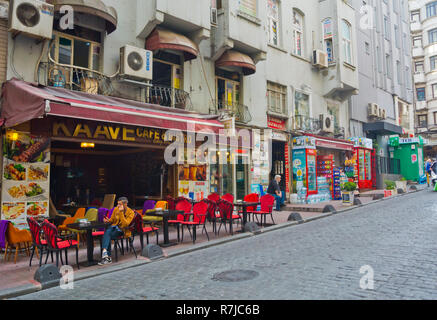 Mis sokak, alley off Istiklal Caddesi, Beyoglu, Istanbul, Turquie, en Eurasie Banque D'Images