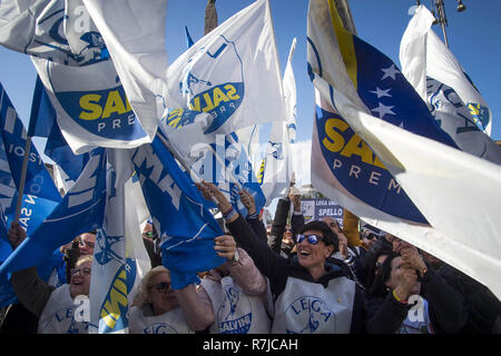 Chef du parti de droite Lega et ministre de l'Intérieur italien, Matteo Salvini mène un rassemblement à Rome, Italie, le 8 décembre 2018. Les partisans de la photo Banque D'Images