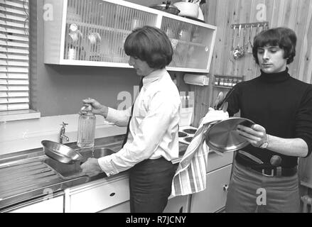 Le groupe de pop britannique The Troggs à leur maison de Londres en mai 1967 avec Ronnie Bond à gauche et Pete Staples Banque D'Images