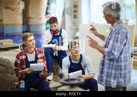 Menuisier expérimenté la tenue de conférences stagiaires Banque D'Images