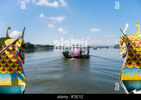 Vue depuis un bateau des touristes avec des têtes de dragons de la voile sur la rivière des Parfums ou la chanson de la rivière Huong. Hue, Thua Thien Hue, Vietnam, de l'Asie Banque D'Images