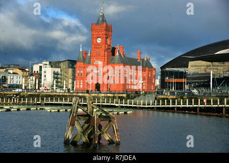 Les images montrent la baie de Cardiff, Mermaid Quay, le St David's Hotel and Spa et le Pierhead building. Également sur la photo fait partie de l'Senedd, et WMC Banque D'Images