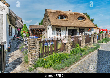 Ancienne ferme avec toit de chaume. Tasses et assiettes sont vendues, Tihany, Veszprem comté, Central Transdanubia, Hongrie, Europe Banque D'Images