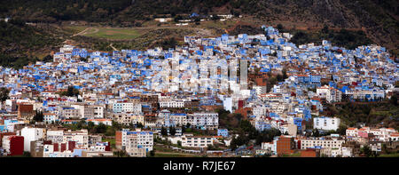Le Maroc, Chefchaouen, la Ville Bleue, vue panoramique illuminée en plein soleil Banque D'Images