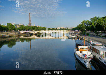 PARIS, FRANCE - 26 MAI 2018 : vue sur le pont des Invalides et la Tour Eiffel. Promenade à travers le Pont Alexandre III. Bateaux sur la jetée Banque D'Images