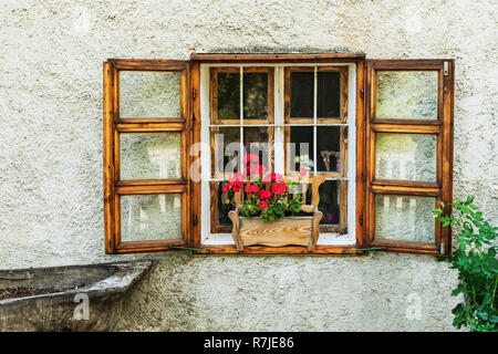 Fenêtre en bois avec boîte à fleurs et géraniums rouges sur une maison à Tihany, Veszprem comté, Central Transdanubia, Hongrie, Europe Banque D'Images