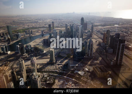 Une vue panoramique sur Dubai à partir de la plate-forme d'observation de la holding record du monde gratte-ciel Burj Khalifa à Dubaï, Émirats arabes unis. Banque D'Images